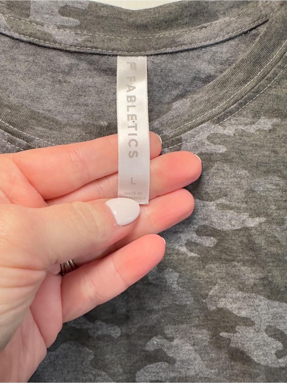 Fabletics Women’s Camo Crop Tee Sz L - Picture 2 of 3